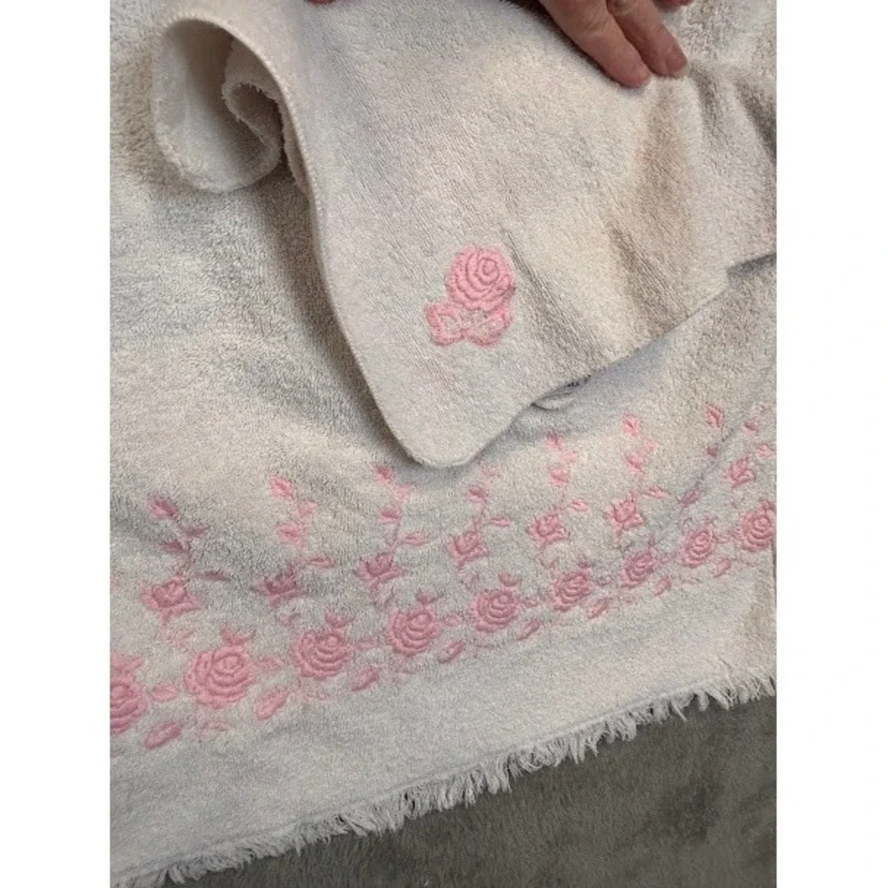 Vintage Dundee White Pink Rose Embroidered Towel Set Fringe Made in USA 2pc